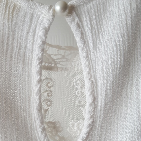 DONATED Flowey Cold Shoulder White Top - Picture 4 of 4